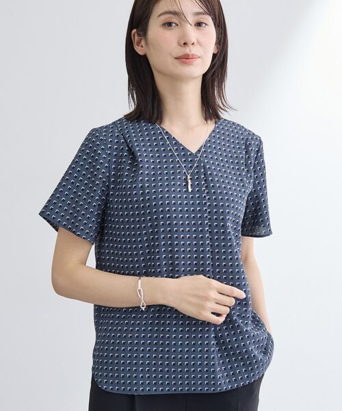 INDIVI / インディヴィ シャツ・ブラウス | 【洗える/UVケア】幾何学柄&無地 タックVネック 半袖ブラウス | 詳細14