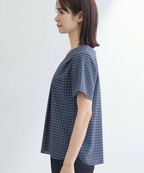 INDIVI / インディヴィ シャツ・ブラウス | 【洗える/UVケア】幾何学柄&無地 タックVネック 半袖ブラウス | 詳細23