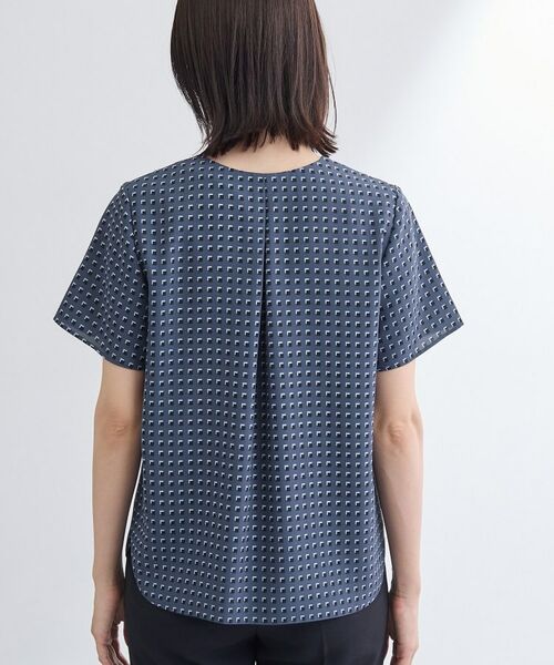 INDIVI / インディヴィ シャツ・ブラウス | 【洗える/UVケア】幾何学柄&無地 タックVネック 半袖ブラウス | 詳細24