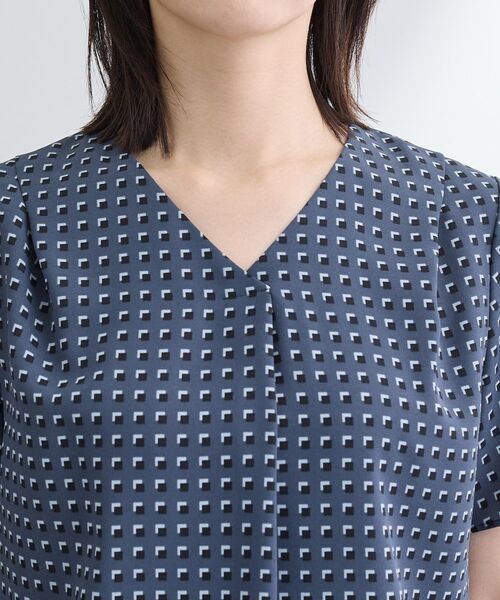 INDIVI / インディヴィ シャツ・ブラウス | 【洗える/UVケア】幾何学柄&無地 タックVネック 半袖ブラウス | 詳細25