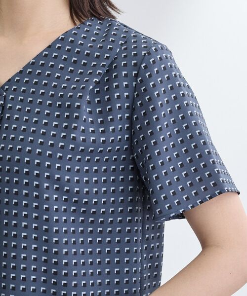 INDIVI / インディヴィ シャツ・ブラウス | 【洗える/UVケア】幾何学柄&無地 タックVネック 半袖ブラウス | 詳細26