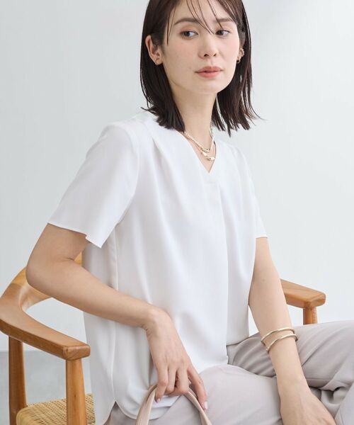 INDIVI / インディヴィ シャツ・ブラウス | 【洗える/UVケア】幾何学柄&無地 タックVネック 半袖ブラウス(ホワイト(001))