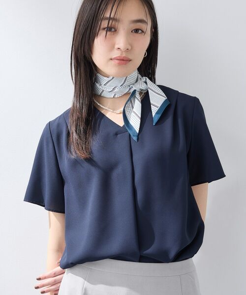 INDIVI / インディヴィ シャツ・ブラウス | 【洗える/UVケア】幾何学柄&無地 タックVネック 半袖ブラウス(ネイビー(094))