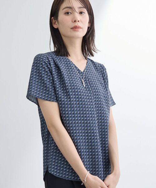 INDIVI / インディヴィ シャツ・ブラウス | 【洗える/UVケア】幾何学柄&無地 タックVネック 半袖ブラウス(チャコールグレー(113))