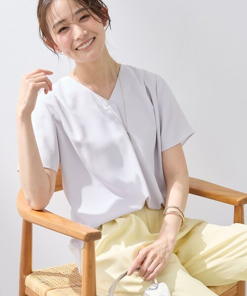 INDIVI / インディヴィ シャツ・ブラウス | 【洗える/UVケア】幾何学柄&無地 タックVネック 半袖ブラウス(ライトグレー(611))