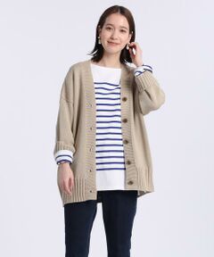 たっぷりとしたワイドフォルムでマルチな着こなしが叶うVネックカーディガン。ストンと落ちるボックスシルエットにやや太めの袖幅、ヒップが隠れる長めレングスで洗練して見えるバランスにこだわりました。空気を含んだ膨らみのある糸を使用することで、ざっくりとしたラフな表情も魅力的。丁寧なホールガーメント製法でごわつきがないからレイヤードスタイルもすっきりと決まります。カジュアルなパンツはもちろん、スカートやワンピースに羽織ったりと、着回し幅も広いデイリーアイテムです。<br/><br/>・水洗い可<br/><br/>《WHOLE GARMENT(R)／ホールガーメント》<br/>株式会社島精機製作所が独自で開発した世界初の無縫製ニット横編機によって編成された無縫製ニットウェア。ニット本来の手触りと軽さを引き立て、ドレープ性を高め、ごわつき感をもたらす縫い目をなくすことで、よりよい着心地感を実現します。