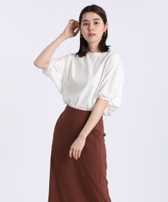 立体的なパターンメイクで丸みのあるフォルムに仕上げたプルオーバーカットソー。程よく詰まった上品なネックと袖口のギャザーが女性らしく、身頃や背中の切り替えデザインがシンプルな中にアクセントを飾ります。光沢感を持つスムース素材は接触冷感加工を施しているので、触れるとひんやりとし暑い日にも快適な着心地をアシスト。裾は前後差をつけたラウンドヘムで、タックインだけでなくアウトした着こなしもおすすめです。<br/><br/>・裏地なし<br/>・水洗い可<br/><br/>■サンプル撮影商品■<br/>こちらの商品はサンプルでの撮影となっております。実際の商品とは、商品情報(生産国、色味、上代、納期など)が変更になる場合がございます。予めご了承ください。