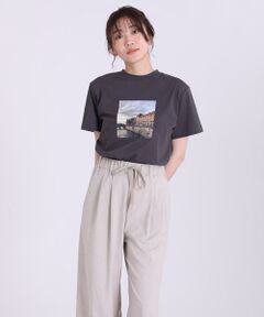 トレンドのフォトTシャツはパリの風景をプリントしたシックな一枚。控え目なクルーネックにスタンダードなサイズ感とシルエットに仕上げており、一枚着でもインナー使いとしても使える万能デザインです。キレイめスタイルのアクセント使いや、カジュアルアイテムを合わせたリラックススタイルにもおすすめ。様々なイメージで着回せるから、この夏欠かせない一枚になりそう。<br/><br/>・水洗い可<br/><br/>***************<br/>伸縮性:有り<br/>透け感:オフホワイトのみ無し<br/>生地の厚さ:薄い<br/>***************<br/>レビュー<br/>STAFF.Y・W<br/>(年齢:30代/身長:160cm/普段の着用サイズ：9号・トップス9号・ボトム9号・アウター9号)<br/>着用カラー:チャコールグレー<br/>ゆったりめのデザインでアームホールにゆとりがあるので腕を動かすのが楽でした。<br/>