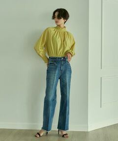 Healthy DENIMのCloverはハイライズタイプのワイドストレート。ルーズに見えがちなワイドパンツにセンタープレスを入れることで、すっきりとしたシルエットを実現しています。ヴィンテージ感のある色落ち加工と裾のフリンジもアクセントに。<br/><br/>・裏地なし<br/>・水洗い可<br/><br/>07(S):22サイズ<br/>09(M):23サイズ<br/>11(L):24サイズ<br/>メーカーカラー:Aged Mid Fringe<br/><br/>《Healthy DENIM/ヘルシーデニム》<br/>リーズナブルなプライスで美しいフォルムと心地よい素材感を追求するデニムブランド。<br/>様々な色が交差する時代を生きる、タフだけど繊細な女性にエッセンスを。シンプルとトレンドを融合し、あなたのストーリーに寄り添う、いつまでも愛し続けたいエモーショナルなデニムを展開しています。