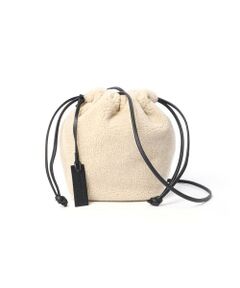 MARCO MASIで人気の巾着バッグをシーズンライクなエコボア素材で。ちょうどいいミニサイズの巾着に配色のレザーストラップがスタイリッシュで、冬コーデやアウターコーデのポイント使いにもぴったりです。ショルダーストラップを中にしまって、ハンドバッグとしても使用できる魅力的なアイテムです。<br/><br/>《MARCO MASI/マルコマージ》<br/>2012年にスタートしたミラノ発のブランド。ラグジュアリーブランドの生産を手掛けるファクトリーブランドとしても知られ、経験に裏打ちされた技術と、ミラノならではの革新性で評判を得ている。