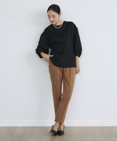 2023年秋のカラーバリエーションを揃えた定番美脚パンツ。ベルト切り替えのないハイウエスト風の股上から裾に向かって緩やかに細くなるテーパードシルエットで、簡単に腰高＆脚長のスタイルが完成します。くるぶしが見え隠れする絶妙レングスと脚を真っ直ぐに見せてくれるセンタープレスもポイントでシャープな印象に後押し。バックウエストはゴムになっているので、フィットしながらも窮屈さを感じないストレスフリーな穿き心地も魅力になります。素材はハリとストレッチが効いたオリジナルのポリエステル生地を使用し、長時間の着用や洗濯を重ねても崩れず綺麗なシルエットをお楽しみいただけます。カラーバリエーションも豊富でON・OFFシーンも選ばないから、何本でも揃えたくなるINEDの名品アイテムです。<br/><br/>・オフホワイトのみ裏地あり<br/>・ポケットあり<br/>・ウエスト後ろ部分ゴム仕様<br/>・水洗い可<br/><br/>※生産時期により、原産国が一部日本に変更になっております。原産国はお選びいただけませんので、予めご了承ください。<br/><br/>***************<br/>伸縮性:有り<br/>透け感:オフホワイトのみ有り<br/>生地の厚さ:薄い<br/>***************<br/>レビュー<br/>STAFF.S・S(年齢:40代/身長:164cm/普段の着用サイズ：9号・トップス9号・ボトム9号・アウター9号）着用カラー/サイズ:モスグリーン/9号<br/>私の身長でくるぶしが見える長さでした。ウエストからヒップにかけてフィット感はありますが素材の伸縮性があるので座っていても窮屈感はありません。1日中座りっぱなしのデスクワークでも快適な穿き心地でした！<br/><br/>STAFF.Y・W(年齢:30代/身長:160cm/普段の着用サイズ：9号・トップス9号・ボトム9号・アウター9号）着用カラー/サイズ:ネイビー/9号<br/>手洗い表示ですがネットに入れ普通コースで他の衣類と一緒に洗濯機で洗っています。3度このように洗濯しましたがシワや型崩れは感じられずアイロン無しで穿けました。干す際はセンタープレスを整えてハンガーに掛けて乾かしています。着用時しゃがんだ状態が数分続くと膝裏に横線が多少入ります。<br/><br/>■サンプル撮影商品■<br/>こちらの商品はサンプルでの撮影となっております。実際の商品とは、サイズや色味、素材、デザイン等の仕様が若干変更になる場合がございます。