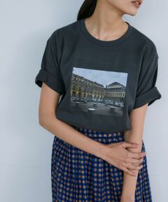 パリのパレ・ロワイヤルをプリントしたTシャツ。程よくゆるっとした絶妙なサイズ感もポイントで、女性らしいカジュアルスタイルからジャケットのインナーと幅広いスタイリングで活躍するおすすめの一枚です。<br/><br/>■素材■<br/>毛羽立ちが少なく光沢に優れたUSAコットンを使用。肌触りがよく耐久性に優れています。<br/><br/>※チャコールグレーは製品洗いをしているため、1枚1枚サイズ・色・風合いが異なりますが、商品の特性となりますのでご了承ください。<br/><br/>■サンプル撮影商品■<br/>こちらの商品はサンプルでの撮影となっております。実際の商品とは、サイズや色味、素材、デザイン等の仕様が若干変更になる場合がございます。