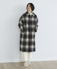 Maison de Beige定番のステンカラーコート。今シーズンはヘアリーなループチェックでおつくりし、オリジナルのブラウン配色がシックなムードを演出します。シルエットは膝下まで伸びるロング丈にドロップショルダーがトラッドで、柄を引き立てる比翼デザインがすっきりとした印象にも見せてくれます。パンツスタイルだけでなく、ワンピースやスカートなどの女性らしいアイテムに羽織っても決まり、シンプルなシルエットだからこそどんなコーディネートにも合う万能コートです。<br/><br/>・裏地あり<br/>・ポケットあり<br/>【9号】着丈:112cm<br/><br/>■サンプル撮影商品■<br/>こちらの商品はサンプルでの撮影となっております。実際の商品とは、サイズや色味、素材、デザイン等の仕様が若干変更になる場合がございます。