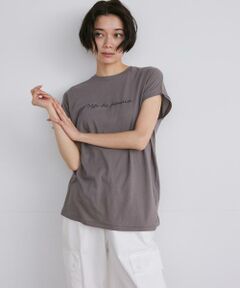 マシュマロのようなふわっとした優しいタッチが特徴の素材を使用したロゴプリントTシャツ。ゆったりとリラックス感のあるシルエットで軽やかな着心地です。華奢なロゴでカジュアル過ぎず、きれいめなスタイリングにもおススメです。<br/><br/>■ロゴの意味：フランス語で『明日のわたし』<br/><br/>・水洗い可<br/><br/>同型の大きいサイズ(13号～)品番:7142190817<br/><br/>■サンプル撮影商品■<br/>こちらの商品はサンプルでの撮影となっております。実際の商品とは、サイズや色味、素材、デザイン等の仕様が若干変更になる場合がございます。