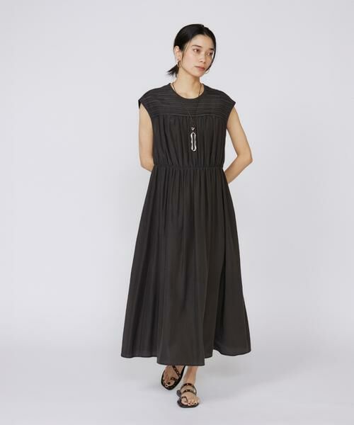 美品　INED イネド　総柄ストレッチワンピース　膝丈　半袖　11号/A231 セール】 タックワンピース （ミニ丈・ひざ丈ワンピース）｜INED