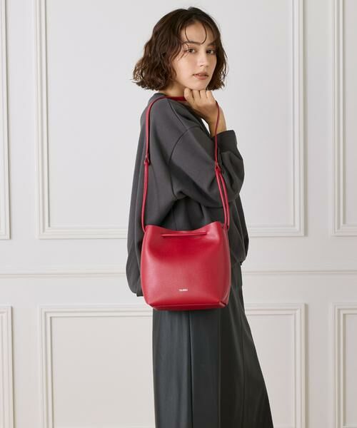 INED / イネド ショルダーバッグ | SOFT SHRINK レザークロスボディバッグ《YAHKI》 | 詳細11