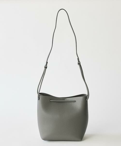 INED / イネド ショルダーバッグ | SOFT SHRINK レザークロスボディバッグ《YAHKI》 | 詳細3