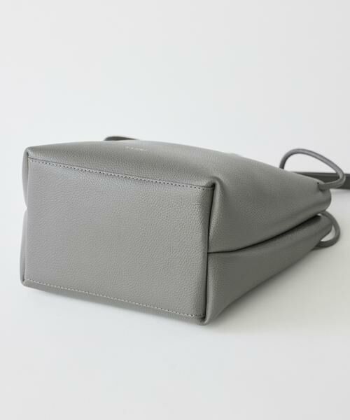 INED / イネド ショルダーバッグ | SOFT SHRINK レザークロスボディバッグ《YAHKI》 | 詳細4