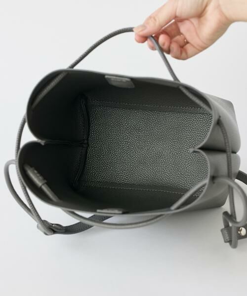 INED / イネド ショルダーバッグ | SOFT SHRINK レザークロスボディバッグ《YAHKI》 | 詳細6