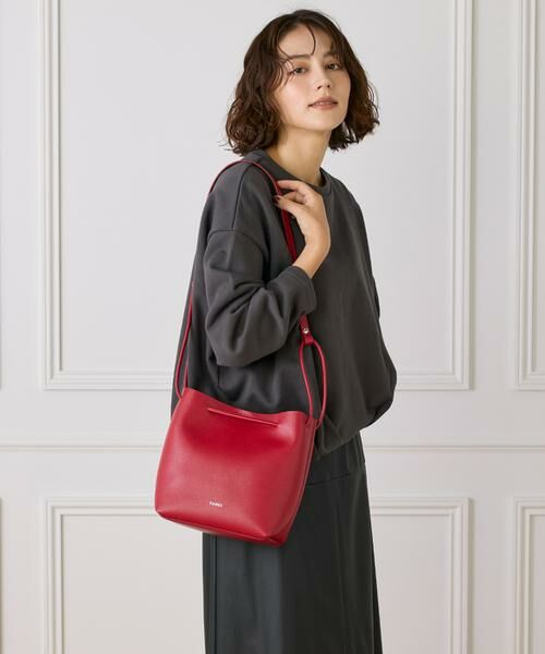 INED / イネド ショルダーバッグ | SOFT SHRINK レザークロスボディバッグ《YAHKI》 | 詳細9
