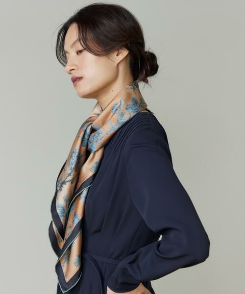 INED / イネド マフラー・ショール・スヌード・ストール | Classical Dahlia Scarfスカーフ《Tapis Noir》 | 詳細3