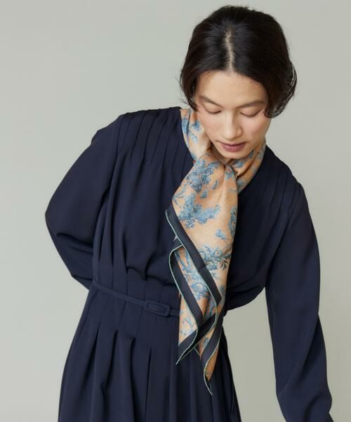 INED / イネド マフラー・ショール・スヌード・ストール | Classical Dahlia Scarfスカーフ《Tapis Noir》 | 詳細4