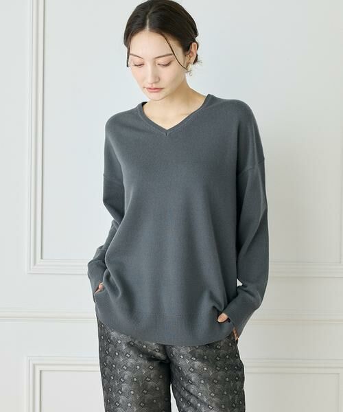 INED / イネド ニット・セーター | 《大きいサイズ》カシミヤ混Vネックチュニックニット《WEB限定カラー》（チャコールグレー3）