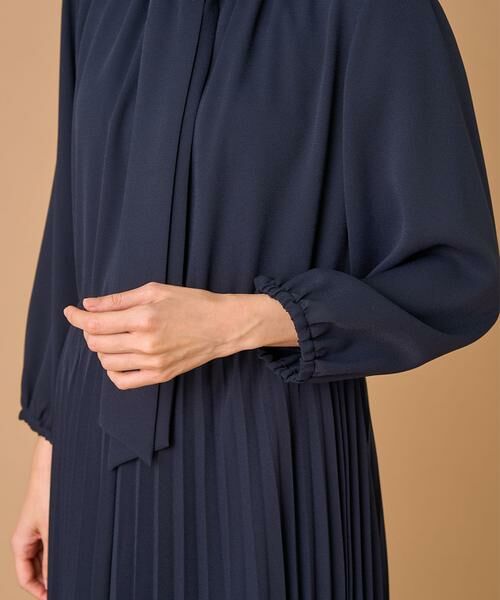 INED / イネド ミニ丈・ひざ丈ワンピース | ボウタイ付きプリーツワンピース | 詳細9
