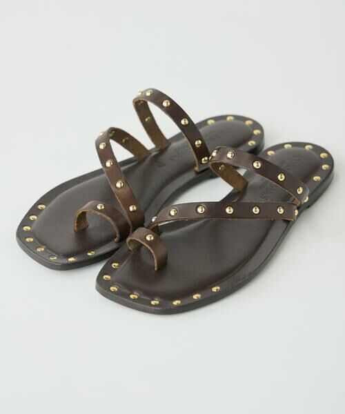 INED / イネド サンダル | スタッズトングサンダル《CORSO ROMA,9》（ブラウン）