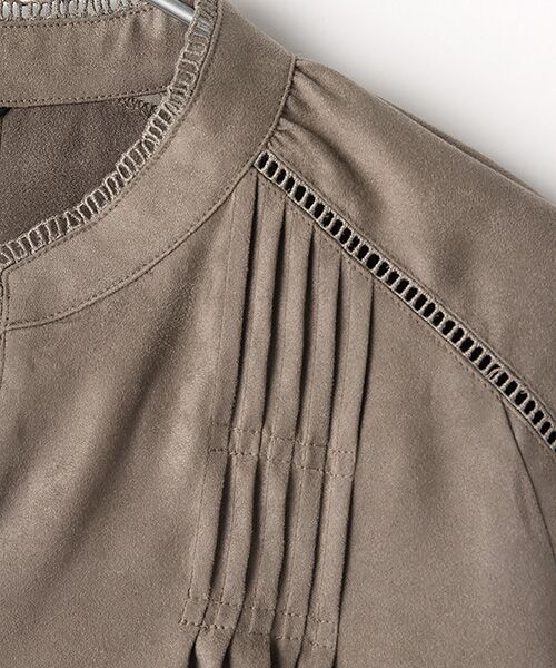 INGEBORG / インゲボルグ シャツ・ブラウス | 【OUTLET】エコスエードタック装飾ブラウス | 詳細6