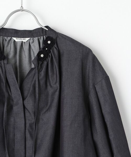 INGEBORG / インゲボルグ シャツ・ブラウス | 【OUTLET】カイハラライトデニムフラワーモチーフ付きブラウス | 詳細3