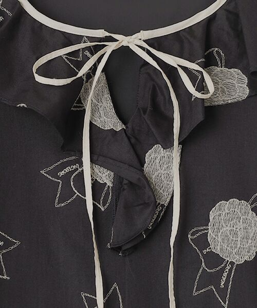 INGEBORG / インゲボルグ ミニ丈・ひざ丈ワンピース | カメリアリボン刺繍ワンピース | 詳細1