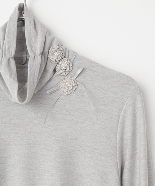 INGEBORG / インゲボルグ カットソー | フラワーモチーフ付きタートルネックカットソー | 詳細4