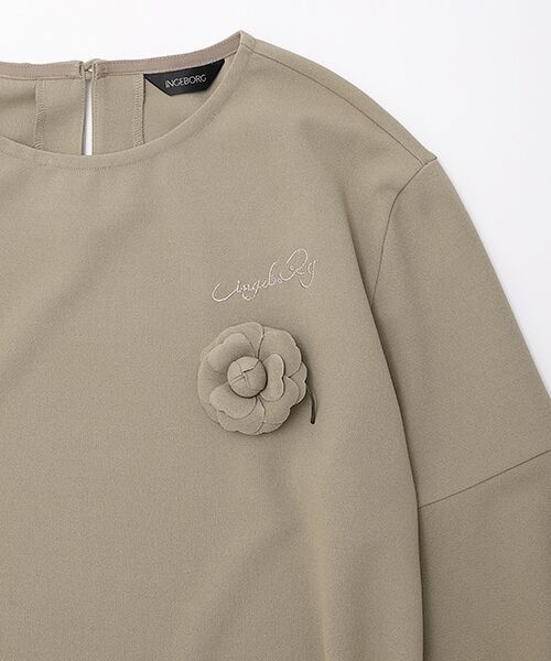 INGEBORG / インゲボルグ カットソー | コサージュ付きロゴ刺繍入りカットソー | 詳細4