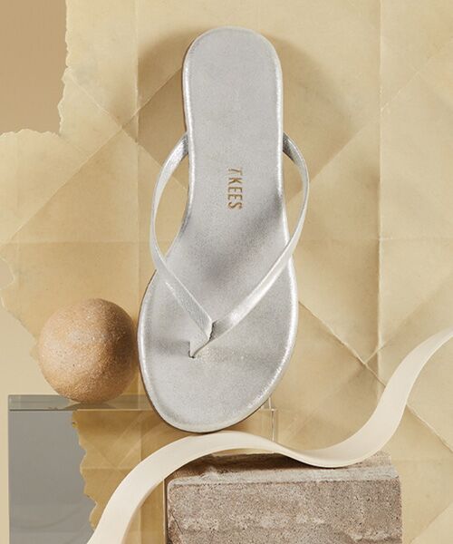 INTER-CHAUSSURES / インター ショシュール サンダル | 【TKEES】フラットグリッタートングサンダル（シルバー）