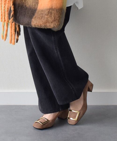 INTER-CHAUSSURES/インター ショシュール 【INTER-CHAUSSURES】スクエアトウメタルバックルパンプス ベージュスウェード 37 INTER-CHAUSSURES/インター ショシュール 【INTER-CHAUSSURES】スクエアトウメタルバックルパンプス ベージュスウェード 37