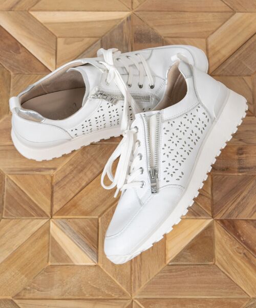INTER-CHAUSSURES / インター ショシュール スニーカー | 【CAPRICE】カットワークデザインスニーカー（ホワイト）