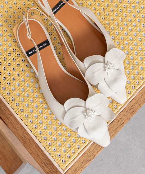 INTER-CHAUSSURES / インター ショシュール パンプス | 【ANGEL ALARCON】フラワーオーナメントバックバンドパンプス（アイボリー）