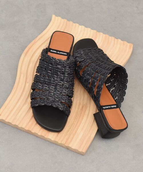 INTER-CHAUSSURES / インター ショシュール サンダル | 【ANGEL ALARCON】ローヒールラフィアサンダル（ブラック雑材）