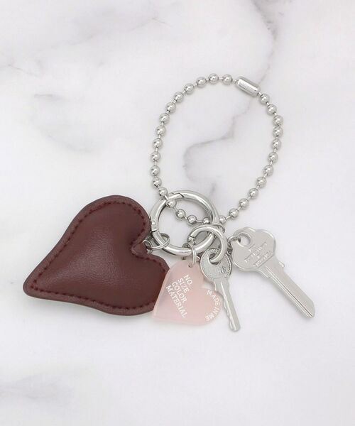 ITS'DEMO / イッツデモ キーホルダー・ストラップ | レザー調ハートモチーフチャーム（レッド(060)）