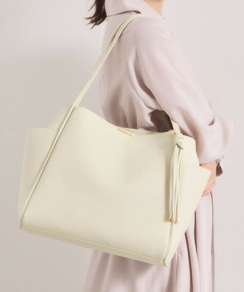 ITS'DEMO / イッツデモ トートバッグ | タッセル付変形A4トート（アイボリー(004)）