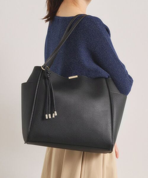 ITS'DEMO / イッツデモ トートバッグ | タッセル付変形A4トート（ブラック(019)）