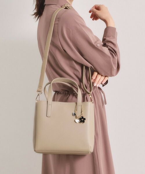 ITS'DEMO / イッツデモ トートバッグ | フラワーチャーム付2WAYトート（グレージュ(050)）