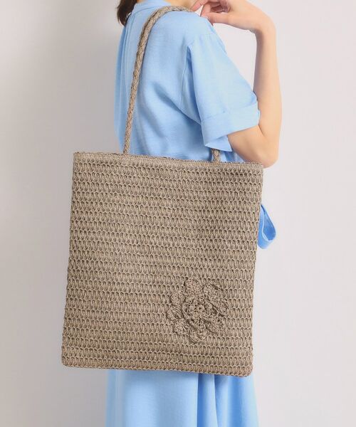 ITS'DEMO / イッツデモ トートバッグ | 雑材コサージュフラットトート（グレージュ(050)）