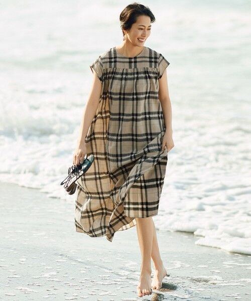 自由区/ジユウク 【カタログ掲載・洗える】シアーブライトチェック ワンピース ベージュ 40 自由区/ジユウク 【カタログ掲載・洗える】シアーブライトチェック ワンピース ベージュ 40