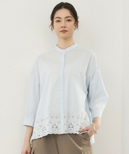 自由区 / ジユウク シャツ・ブラウス | エンブロイダリーブロードバンドカラー ブラウス（サックス×オフ）