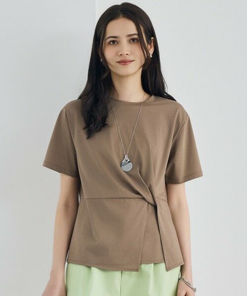 自由区 / ジユウク カットソー | ツイストディテール Tシャツ（ブラウン）