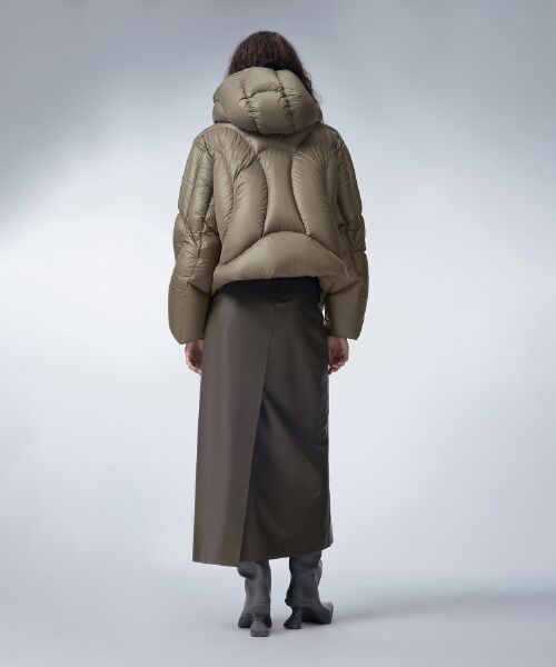 JNBY / ジェーエヌビーワイ ダウンジャケット・ベスト | Hooded Curved Quilted Down Jacket / カーブキルティングダウンジャケット | 詳細3