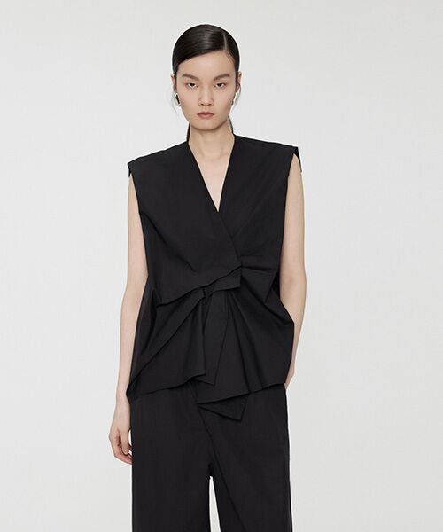 JNBY / ジェーエヌビーワイ シャツ・ブラウス | V-neck Pleated-front Sleeveless Shirt / Vネックフロントプリーツシャツ(BLACK)