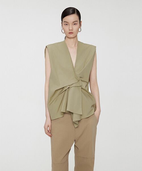 JNBY / ジェーエヌビーワイ シャツ・ブラウス | V-neck Pleated-front Sleeveless Shirt / Vネックフロントプリーツシャツ(TAN)